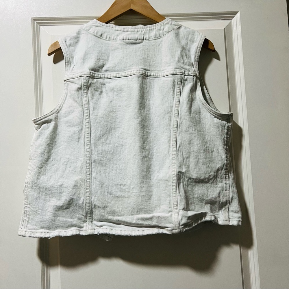 Universal Thread Women’s Distressed Ripped Denim White Vest Size XL Buttons - Picture 3 of 11